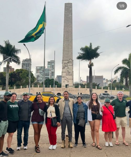 Turistas Americanos-Obelisco Ibirapuera